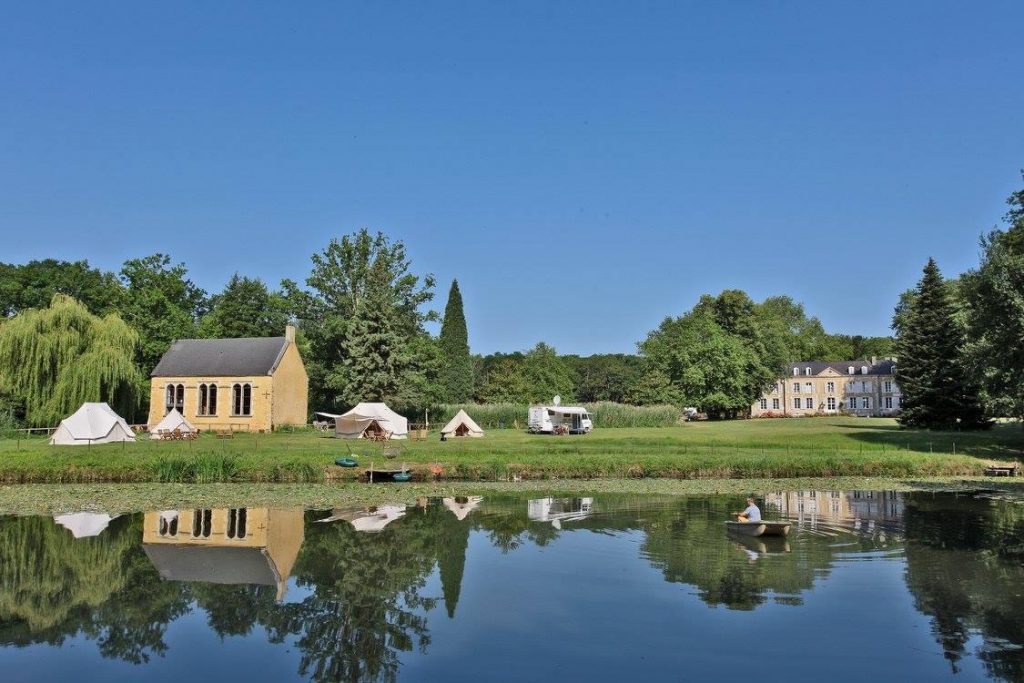 Camping 5 étoiles le Mans Sarthe : domaine de 21 hectares avec son château, son étang, sa piscine, sa forêt et ses espaces verts