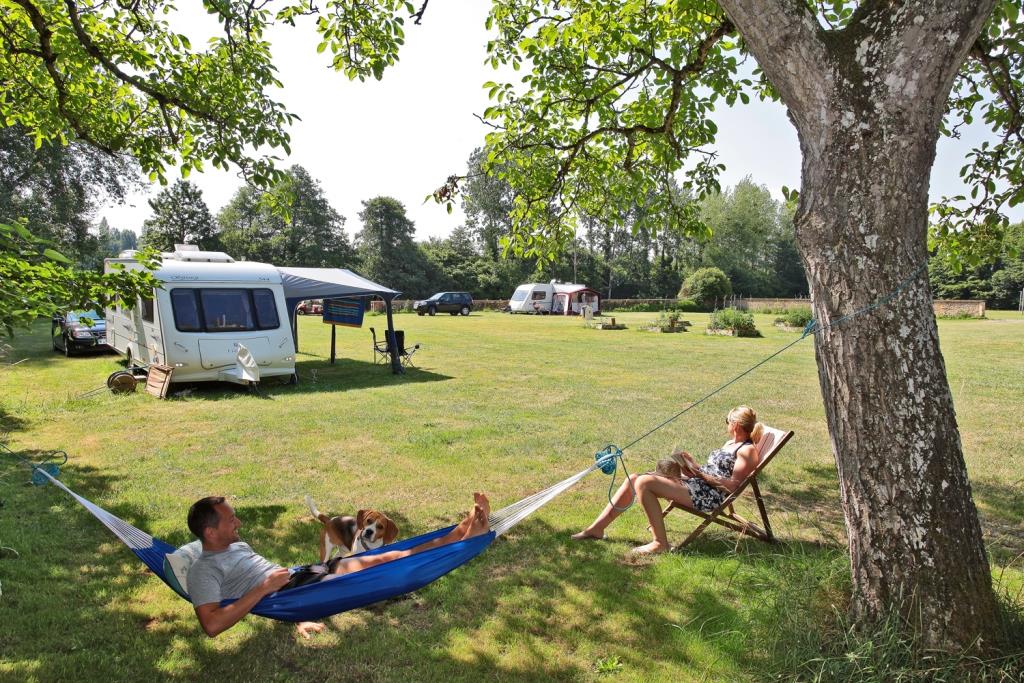 Camping 5 étoiles le Mans Sarthe : emplacements nus dans la zone "Potager" du camping de Chanteloup