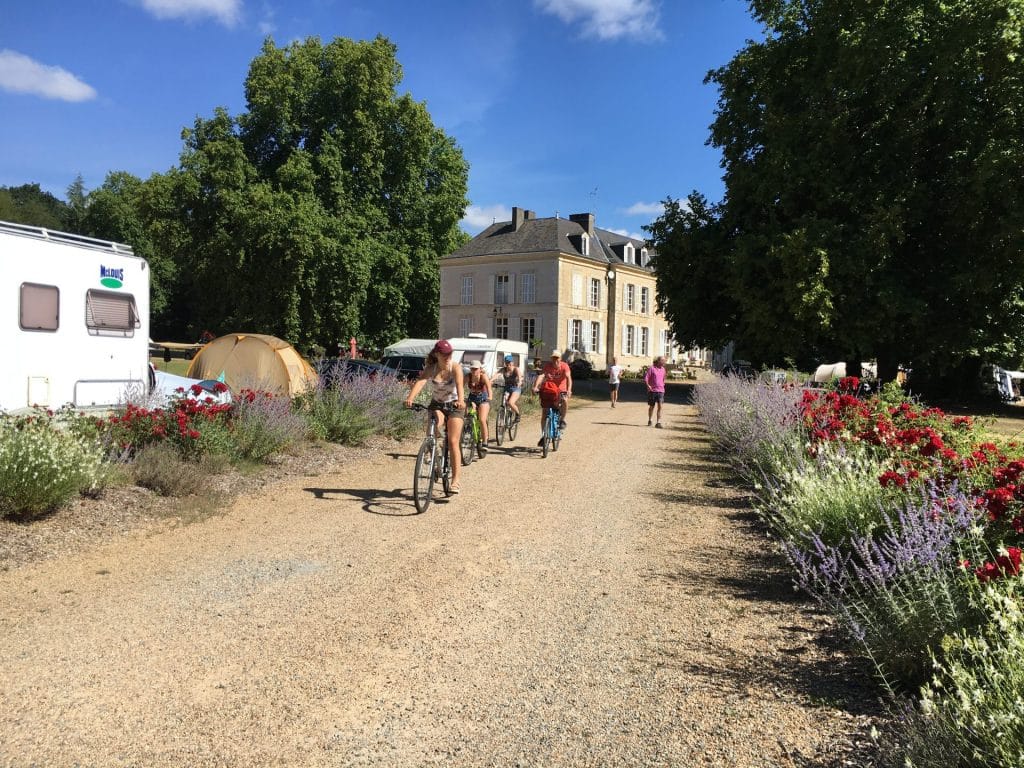 Camping 5 étoiles le Mans Sarthe : domaine de 21 hectares avec son château, son étang, sa piscine, sa forêt et ses espaces verts, balades à vélo au château de Chanteloup