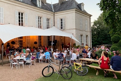 Animations (Pub Quizz) on the covered terrace at the 5 star campsite of the Château de Chanteloup in the Sarthe near Le Mans