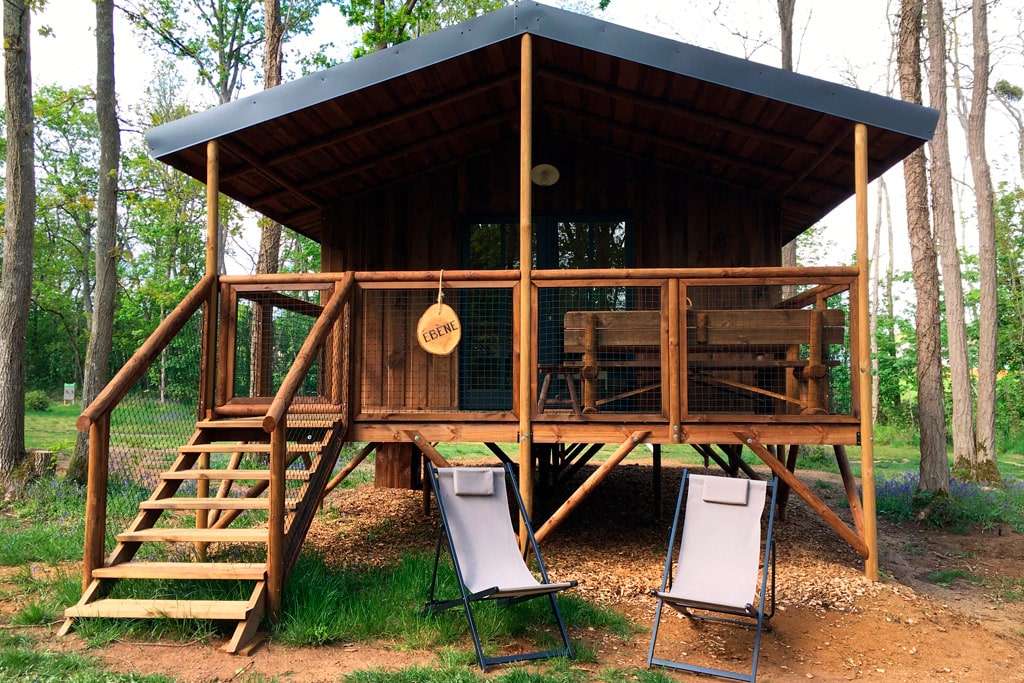 Les nouvelles cabanes insolites dans la forêt du camping 5 étoiles du château de Chanteloup, confortables, salle de bain et cuisine équipées dans la Sarthe près du Mans