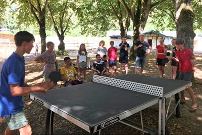 Camping 5 étoiles le Mans Sarthe : activités avec le Kids Club, créatives, sportives et ludiques, Eté 2020, activité Tennis de Table sous les tilleuls de Chanteloup