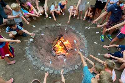 Le feu de camp avec les enfants du Kids Club du camping 5 étoiles du château de Chanteloup dans la Sarthe près du Mans