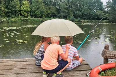 Concours de pêche avec les enfants sur l'étang, le Kids Club du camping 5 étoiles du château de Chanteloup dans la Sarthe près du Mans