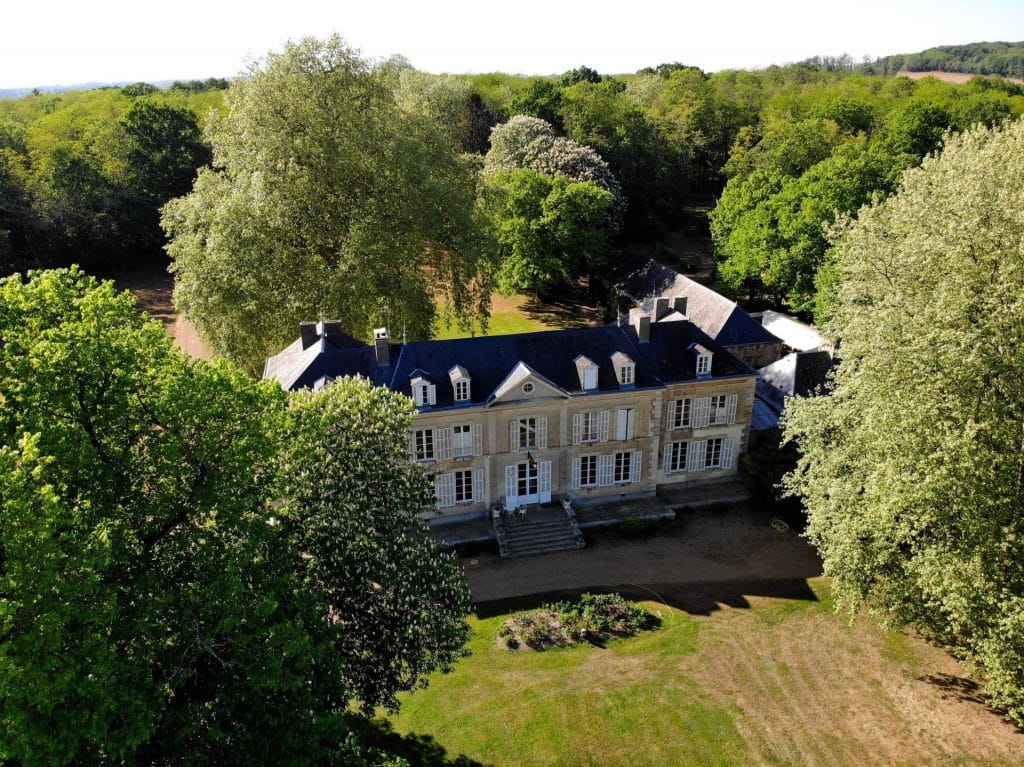 Camping 5 étoiles le Mans Sarthe : domaine de 21 hectares avec son château, son étang, sa piscine, sa forêt et ses espaces verts, vue aérienne du château, face arrière