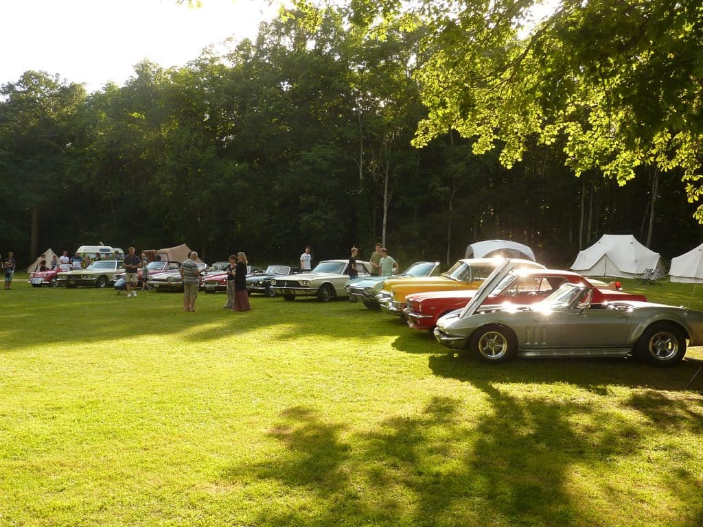 Camping 5 étoiles le Mans Sarthe : animation autour des vieille voitures, devant le château de Chanteloup, passion pour les automobiles