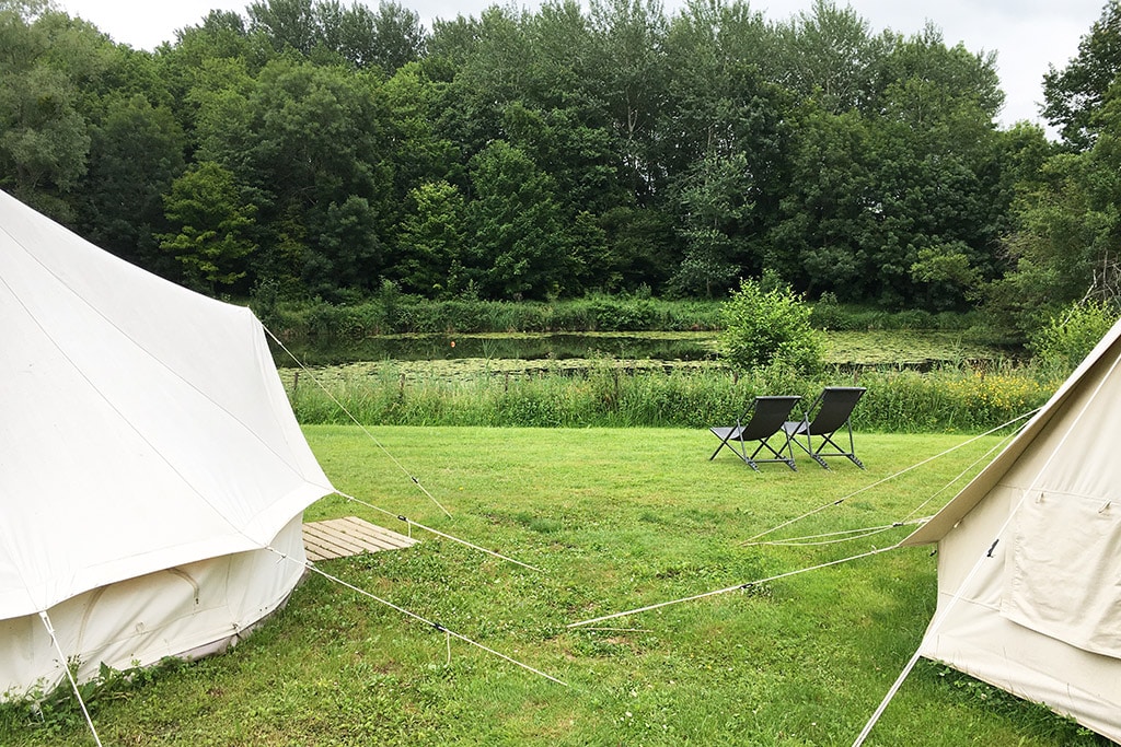 Les tentes glampings du camping 5 étoiles du château de Chanteloup, tout confort avec du mobilier ancien, des vrais lits et une cuisine équipée dans la Sarthe près du Mans