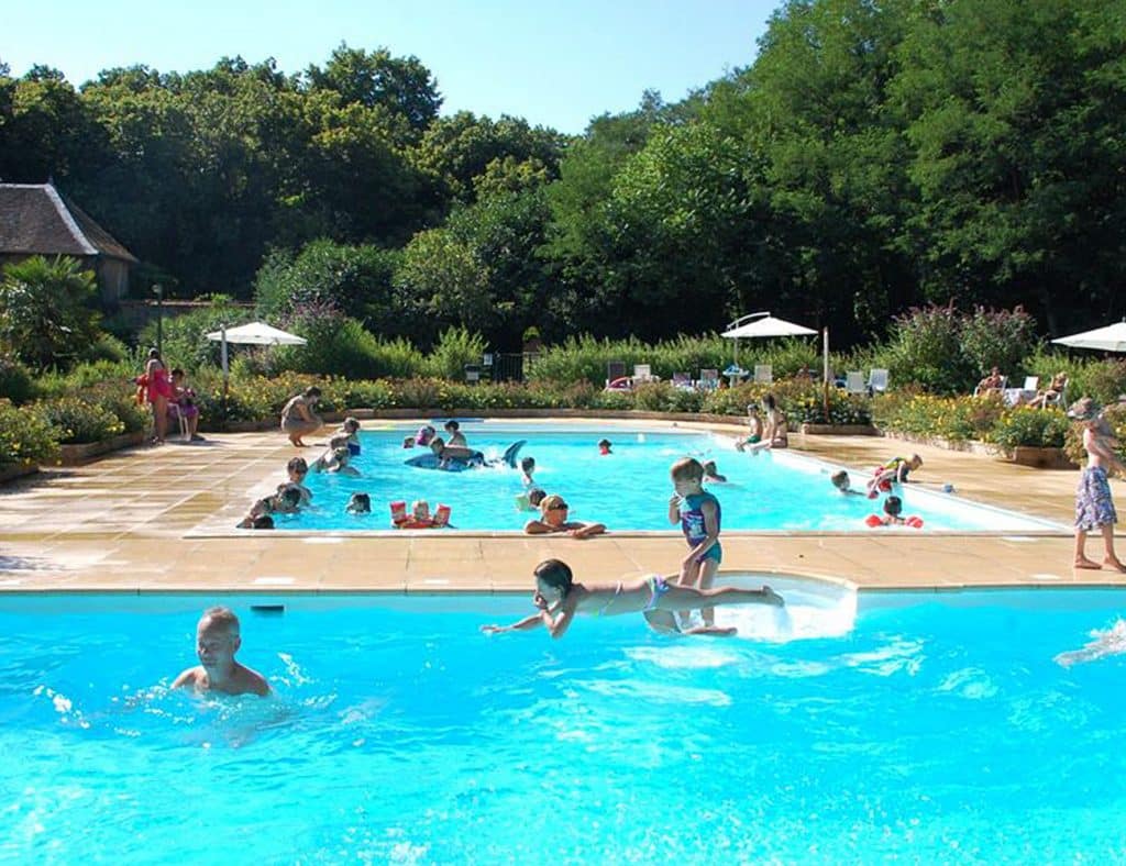 Camping Piscine Sarthe - Camping Château de Chanteloup : familles qui jouent dans la piscine
