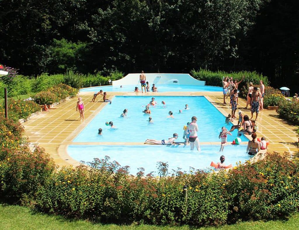 Camping Piscine Sarthe - Camping Château de Chanteloup : vue globale de la piscine, familles en été