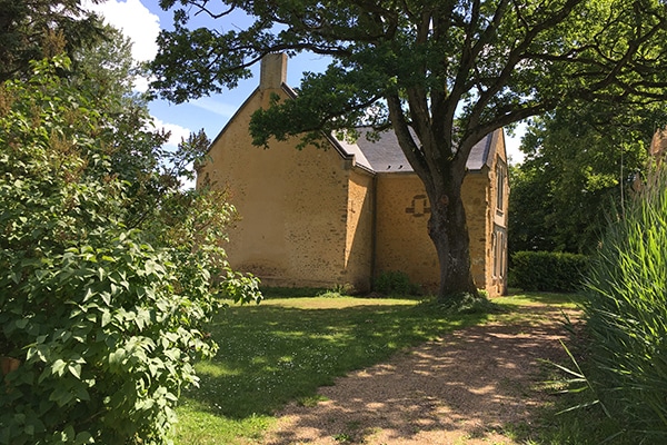 Camping 5 étoiles le Mans Sarthe : La petite Orangerie du château de Chanteloup, le plus ancien bâtiment, 15ème siècle, pour 4 personnes, chemin d'accès, gîtes