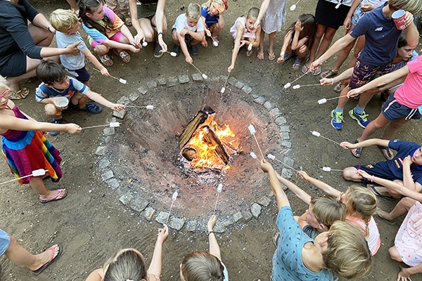Camping Chateau De Chanteloup : Kids Campfire Chamallows