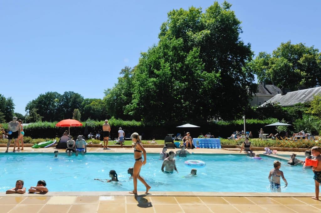 Camping Piscine Sarthe - Camping Château de Chanteloup : vue de côté, familles en été