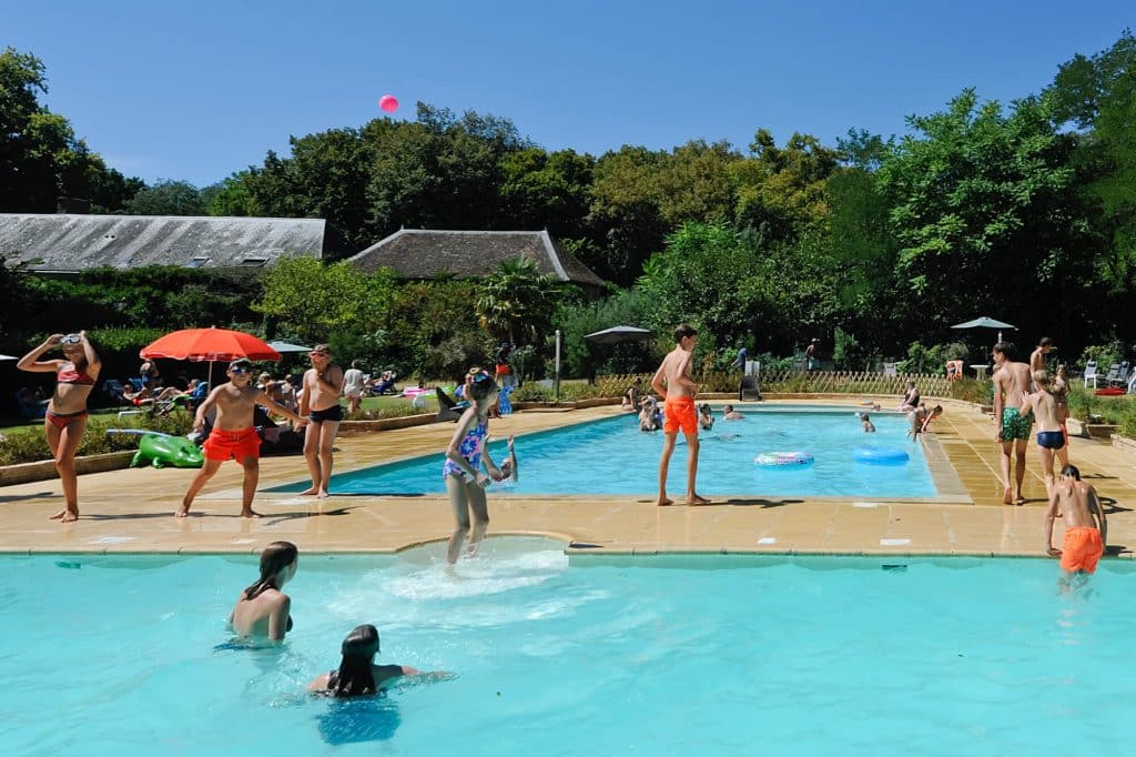 Camping Piscine Sarthe - Camping Château de Chanteloup : jeunes qui s'amusent dans l'eau