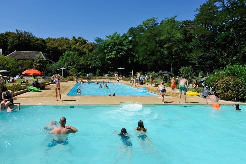 Camping Piscine Sarthe - Camping Château de Chanteloup : vue de la demi cercle, jeux dans l'eau