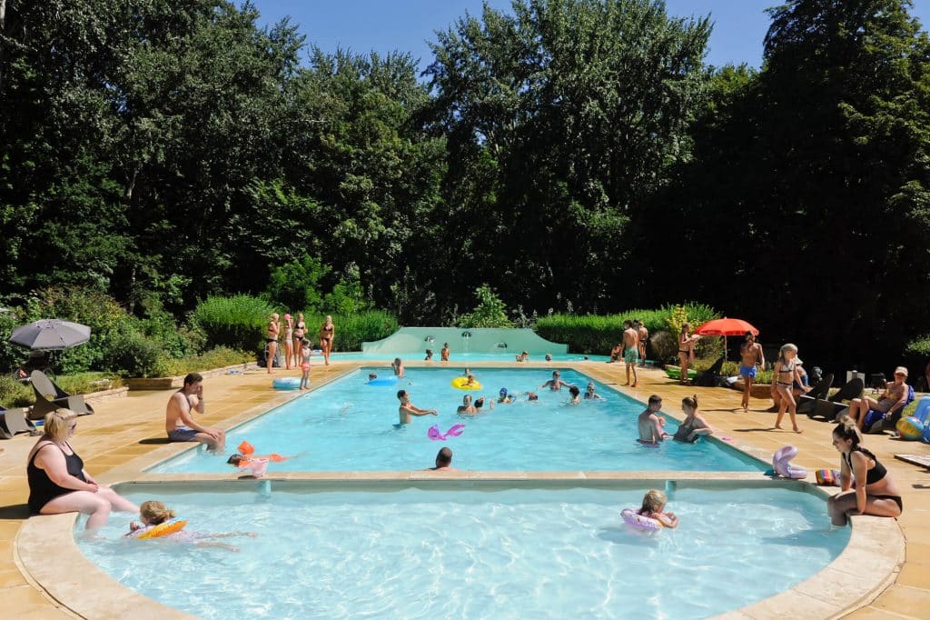 Camping Piscine Sarthe - Camping Château de Chanteloup : familles dans la piscine en été