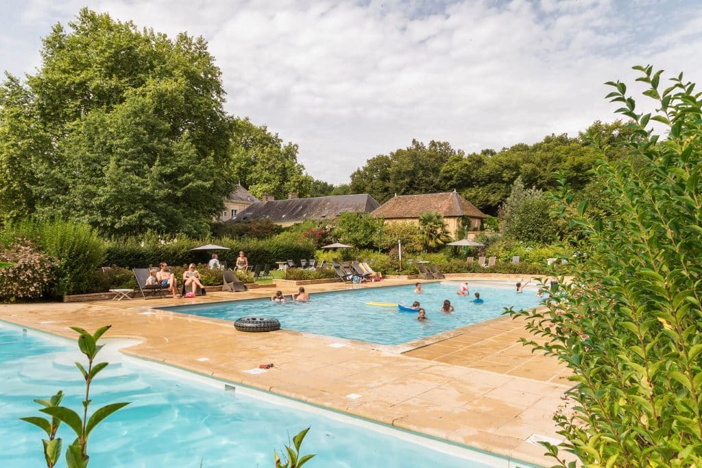 Camping Piscine Sarthe - Camping Château de Chanteloup : la piscine en été vue du fond