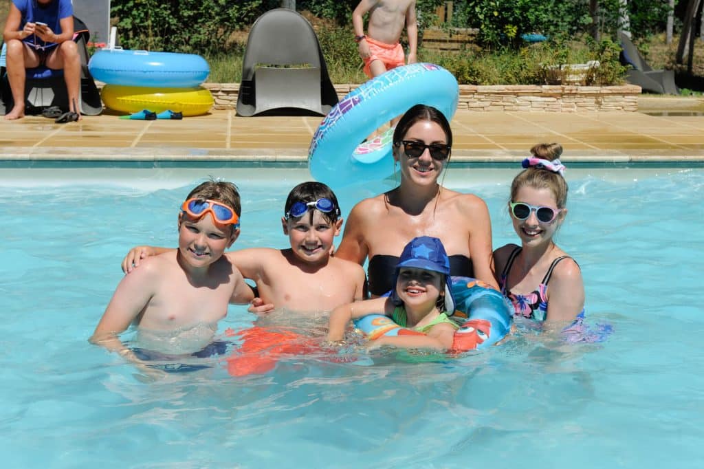 Camping Piscine Sarthe - Camping Château de Chanteloup : photo de famille dans l'eau