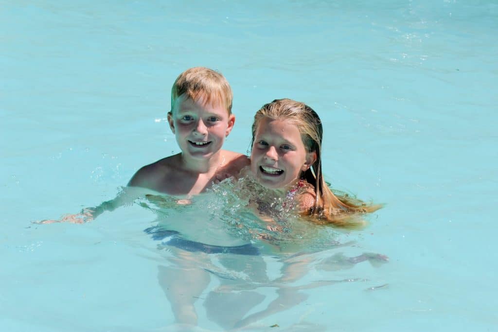 Camping Piscine Sarthe - Camping Château de Chanteloup : enfants dans l'eau