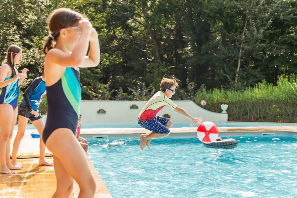 Camping Piscine Sarthe - Camping Château de Chanteloup : garçon qui saute avec son ballon