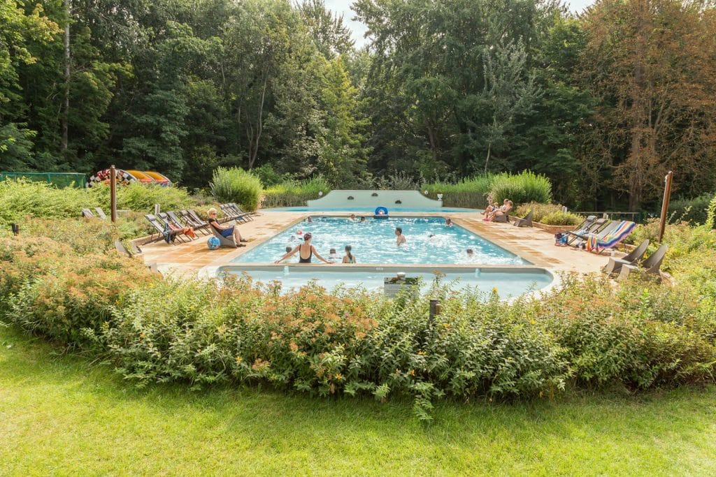 Camping Piscine Sarthe - Camping Château de Chanteloup : vue générale du portillon d'entrée