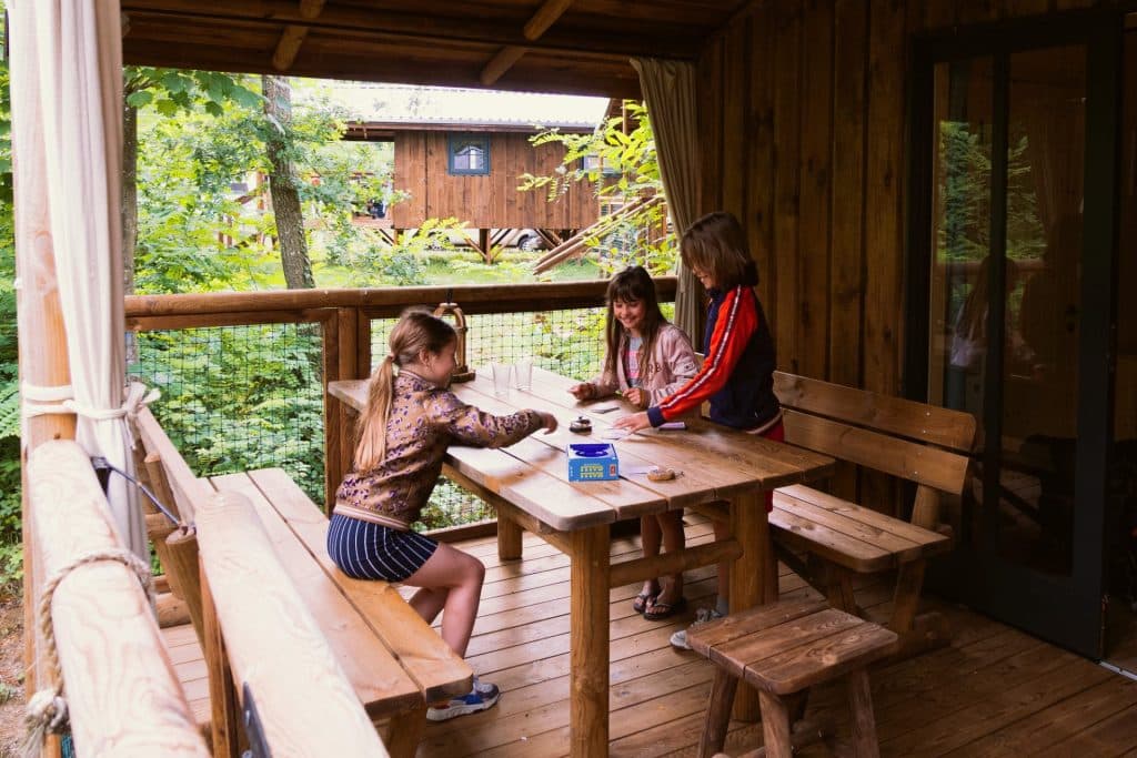 Camping 5 étoiles Château de Chanteloup : jeux sur la terrasse des cabanes