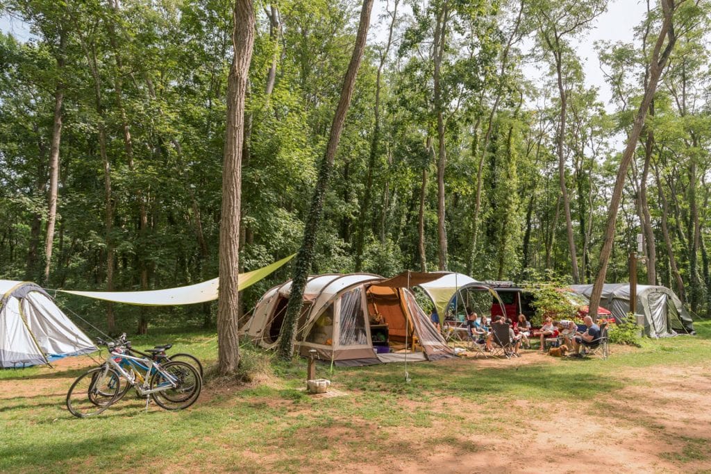 Camping 5 étoiles Château de Chanteloup : réunion de famille sur les emplacements zone Bois