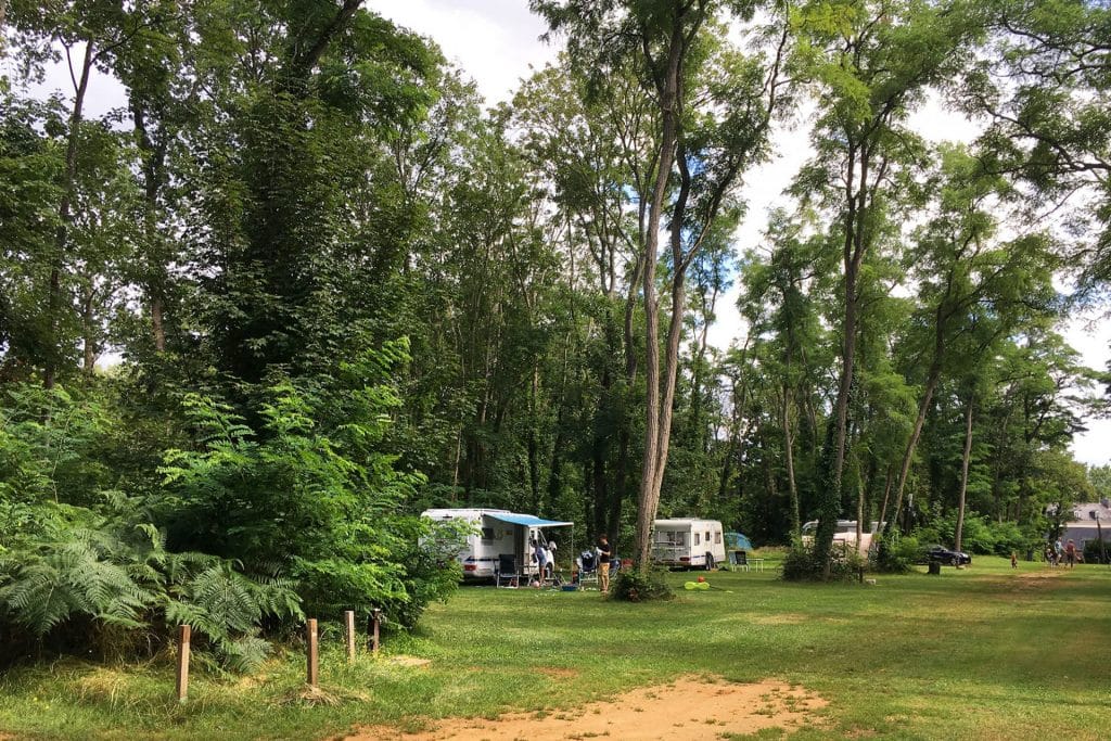 Camping 5 étoiles Château de Chanteloup : Emplacements à l'entrée de la zone Bois