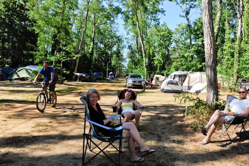 Camping 5 étoiles Château de Chanteloup : convivialité paisible sur les emplacements de la zone Bos