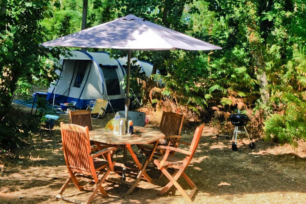Camping 5 étoiles Château de Chanteloup : service premium sur un emplacement dans la zone Bois