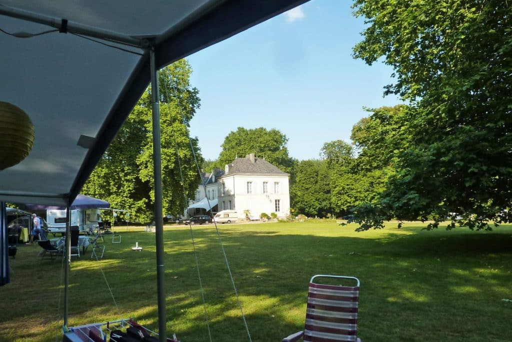 Camping 5 étoiles Château de Chanteloup : vue d'un des emplacements sur la zone Cynthia