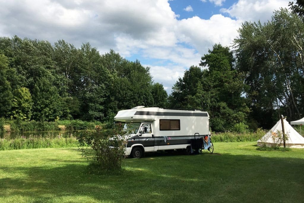 Camping 5 étoiles Château de Chanteloup : Emplacements devant le lac