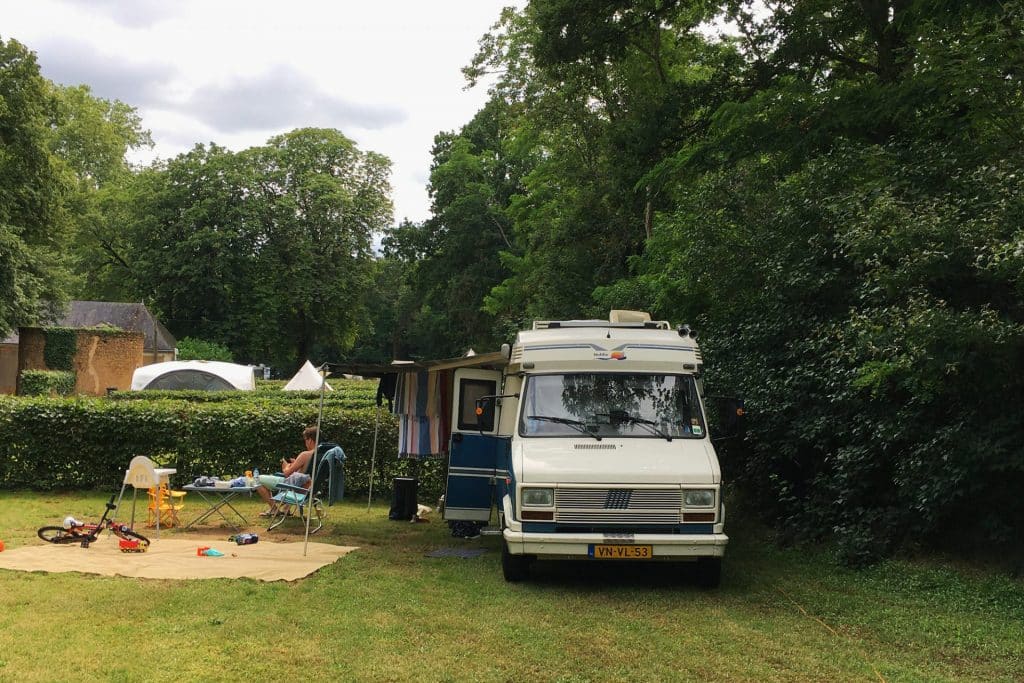 5 star campsite Château de Chanteloup : Camping car on a pitch in the Pommier area