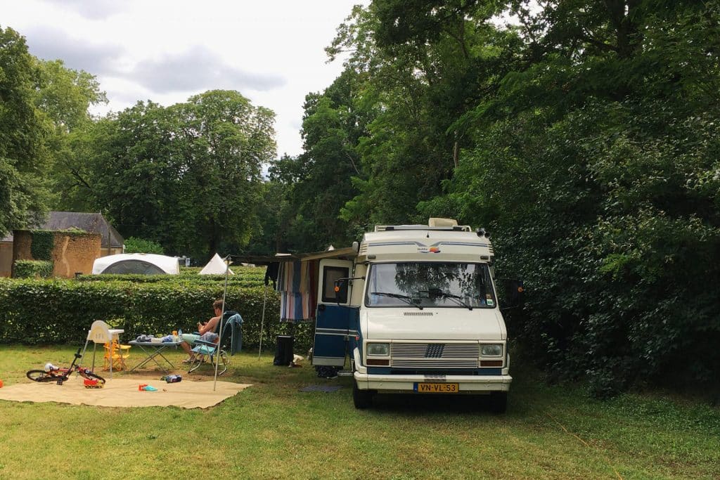 Camping 5 étoiles Château de Chanteloup : Camping car sur un emplacement dans la zone Pommier