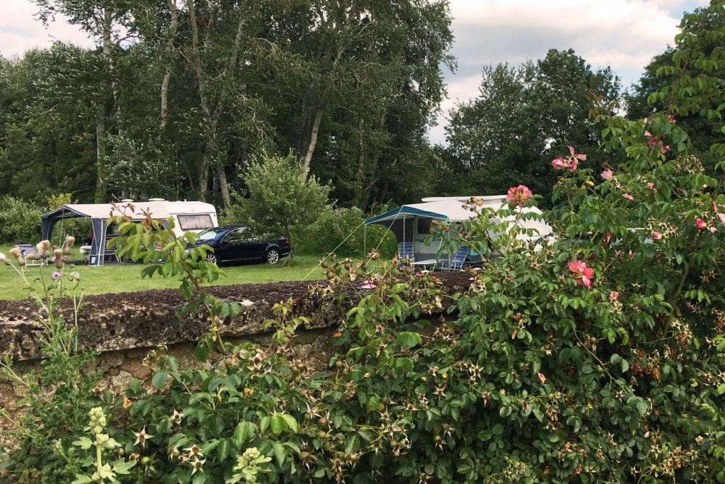 Camping 5 étoiles Château de Chanteloup : derrière les rosiers, les tentes se cachent