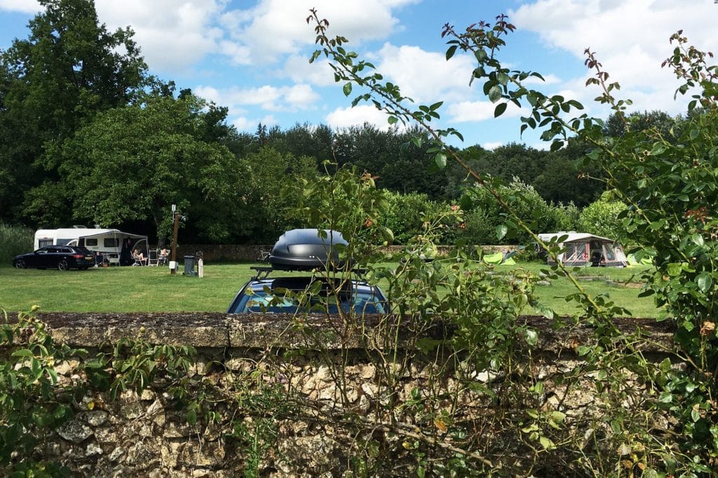 Camping 5 étoiles Château de Chanteloup : emplacements derriere le vieux mur de la zone Potager