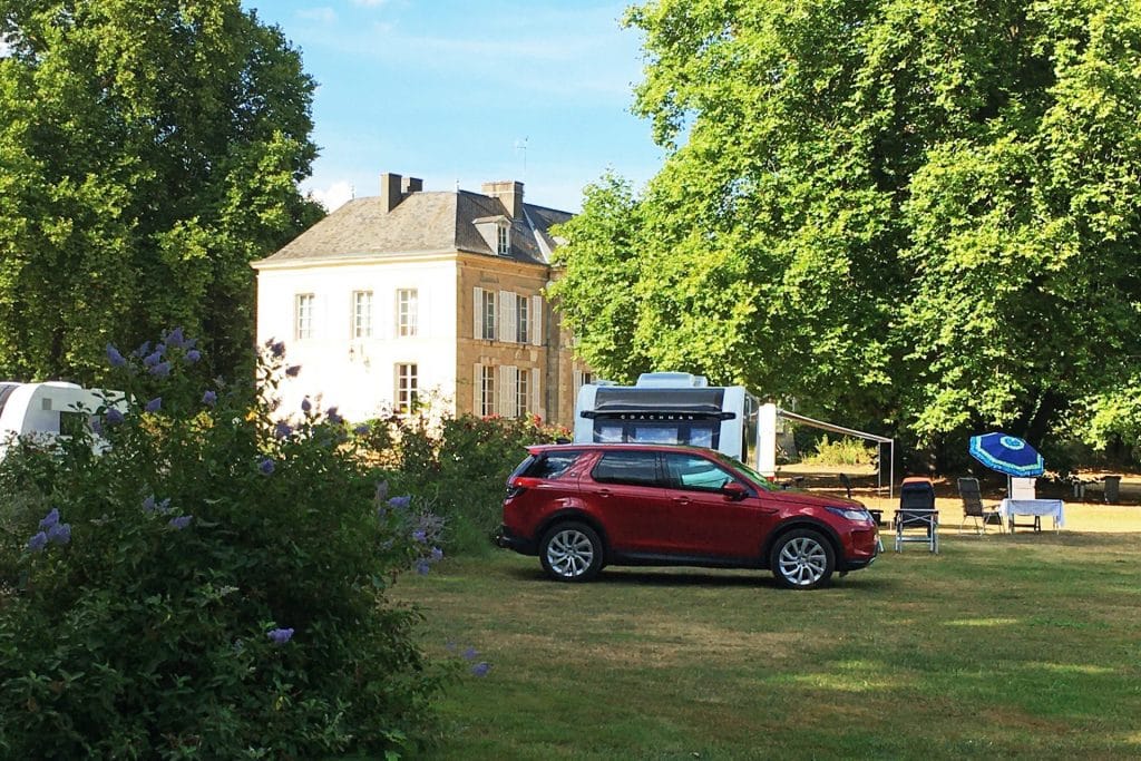 Camping 5 étoiles Château de Chanteloup : emplacements contre les fleurs, zone Verger