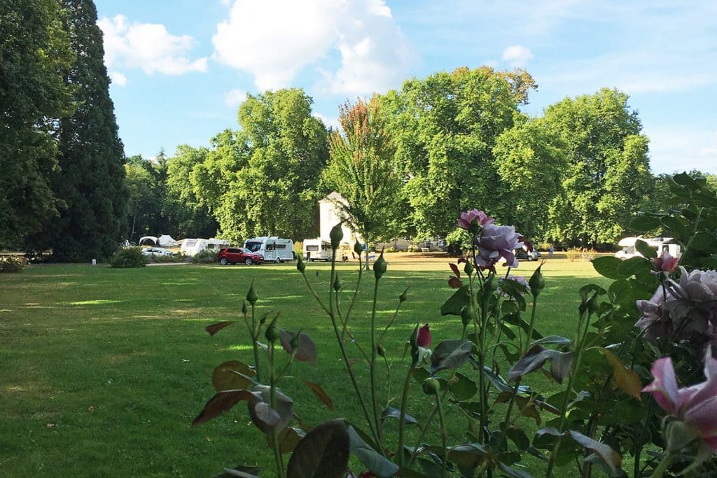 Camping 5 étoiles Château de Chanteloup : vue de l'emplacement 9 de la zone Verger