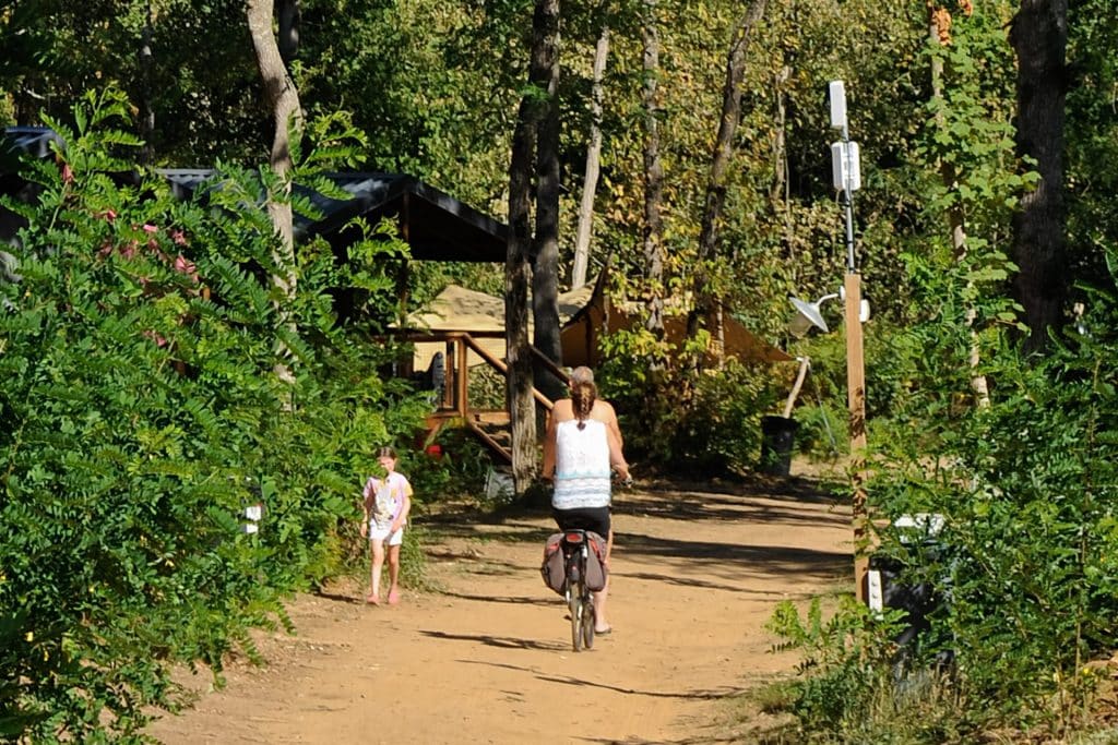 Camping 5 étoiles Château de Chanteloup : a l'entrée de a zone Wood