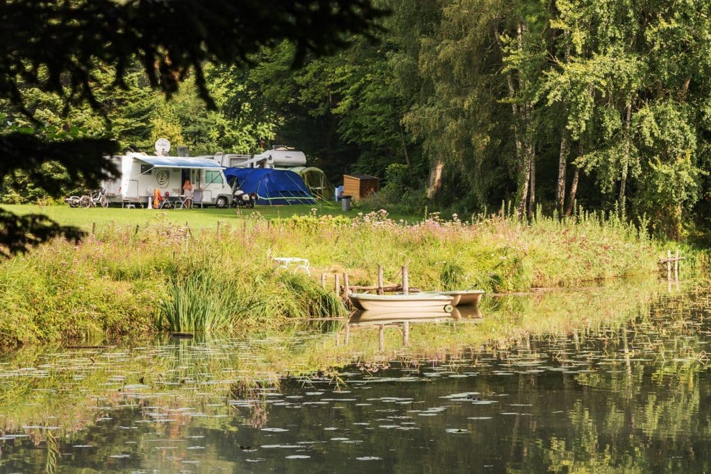 Camping 5 étoiles Château de Chanteloup : les emplacements cosy au bord du lac