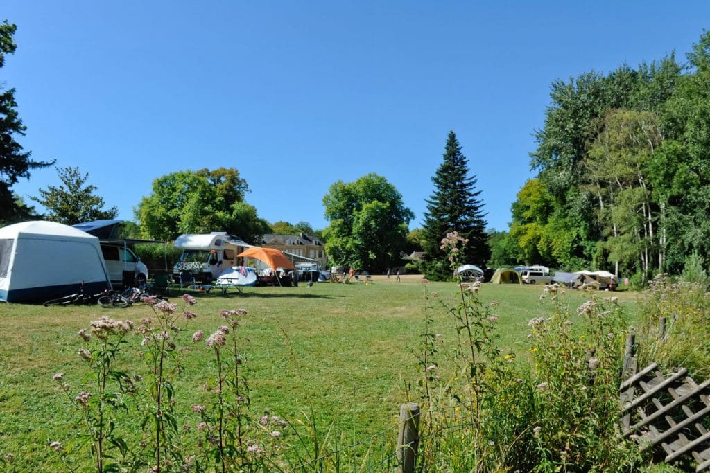 Camping 5 étoiles Château de Chanteloup : vue sur les emplacements du lac