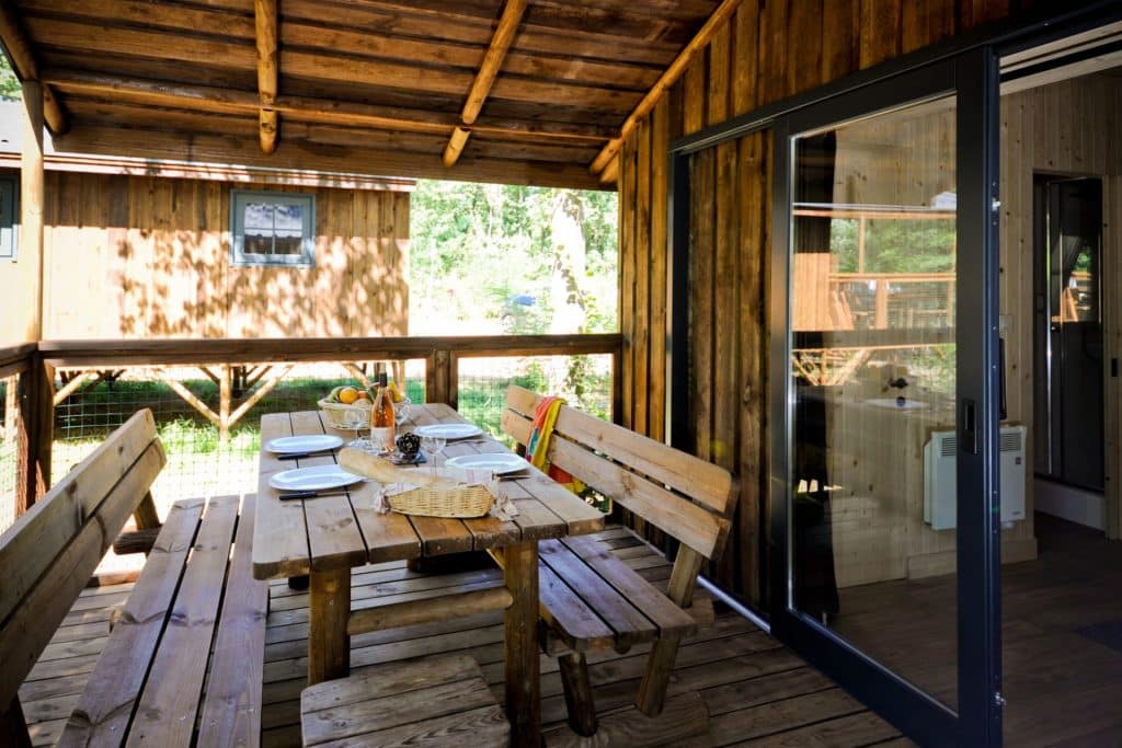 Camping 5 étoiles Château de Chanteloup : sur la terrasse d'une cabane