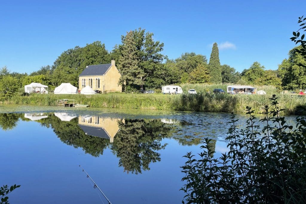 Camping 5 étoiles Chateau de Chanteloup : vue du lac sur l'Orangerie