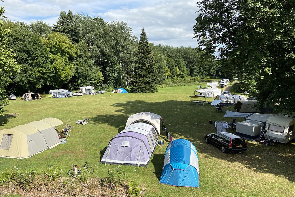 Camping 5 étoiles Château de Chanteloup : vue de haut sur les emplacements de ka zone Lac