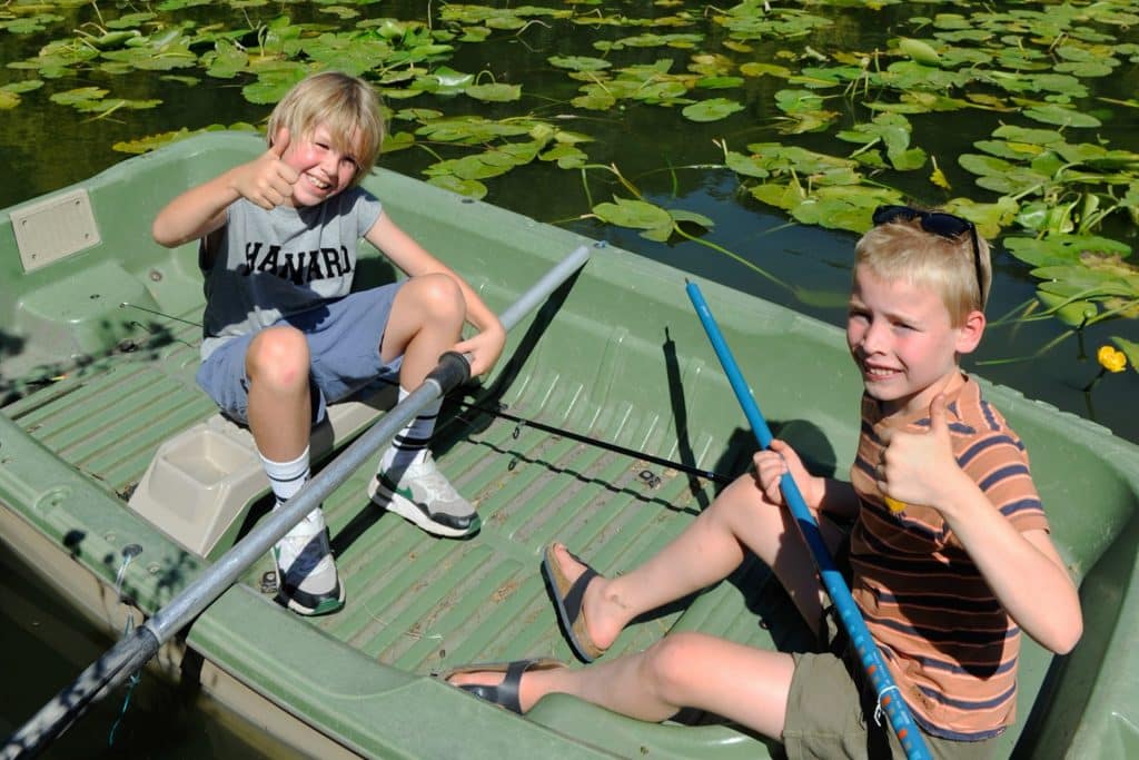 Camping 5 étoiles Château de Chanteloup : Kids dans une barque