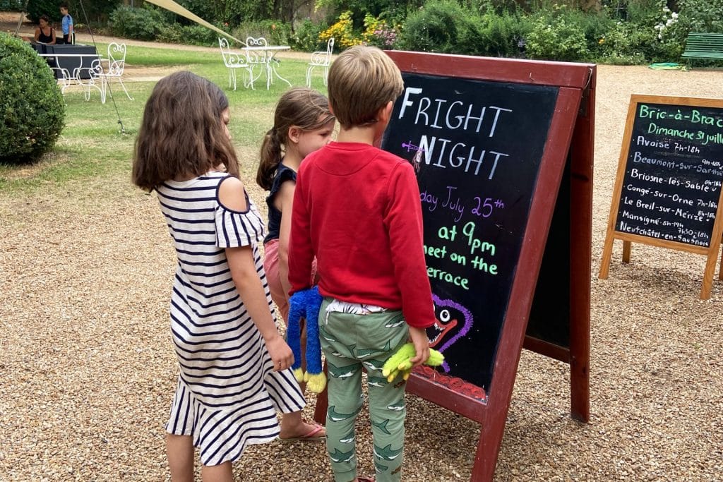 Camping 5 étoiles Château de Chanteloup : Enfants devant la terrasse