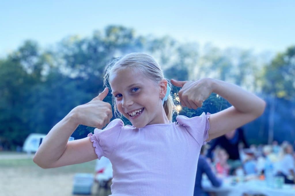 Camping 5 étoiles Château de Chanteloup : jeune-fille souriante, pouces levés