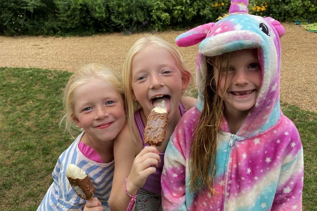 Camping 5 étoiles Château de Chanteloup : Fillettes avec des glaces