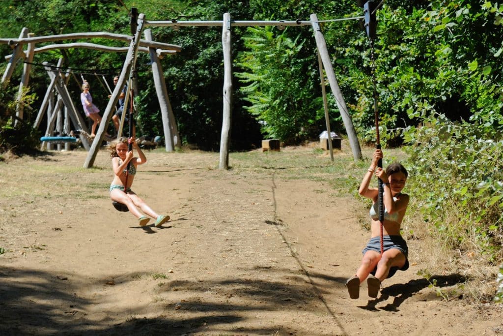 Camping 5 étoiles Château de Chanteloup : jeux sur la Tyrolienne