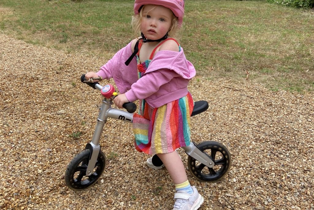 Camping 5 étoiles Château de Chanteloup : fillette qui fait du vélo