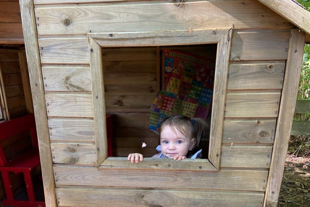 Camping 5 étoiles Château de Chanteloup : fillette au village des enfants